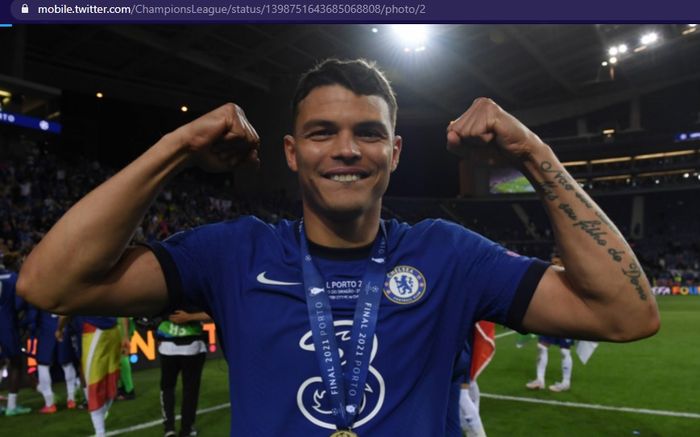 Bek Chelsea, Thiago Silva, merayakan kemenangan saat menjadi juara Liga Champions 2020-2021.