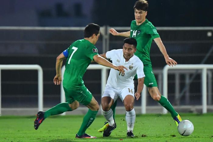 Suasana laga uji coba antara timnas Thailand dan timnas Uzbekistan di Dubai, Uni Emirat Arab, Minggu (30/5/2021).