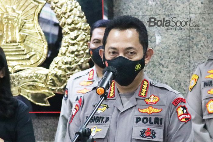 Kapolri Listyo Sigit Prabowo sedang memberikan keterangan kepada awak media terkait pemberian izin Liga Indonesia musim 2021 di Mabes Polri, Jakarta, Senin (31/5/2021)