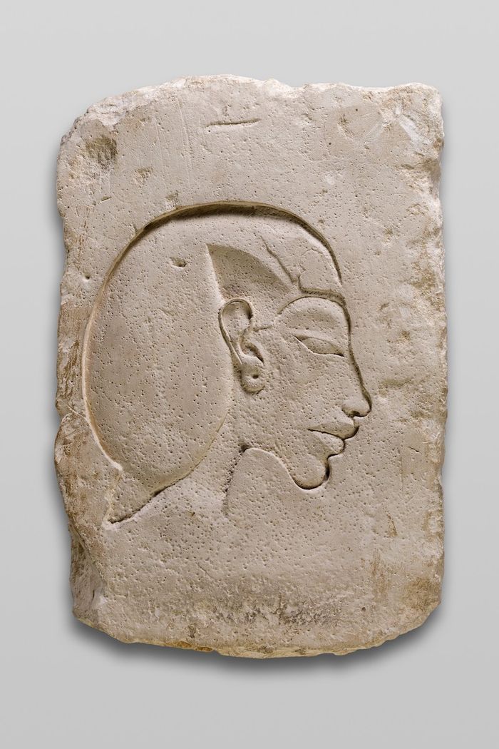 Wajah Akhenaten, dengan ciri khas yang dilebih-lebihkan, pada karya percobaan pematung yang belum selesai dari Amarna.