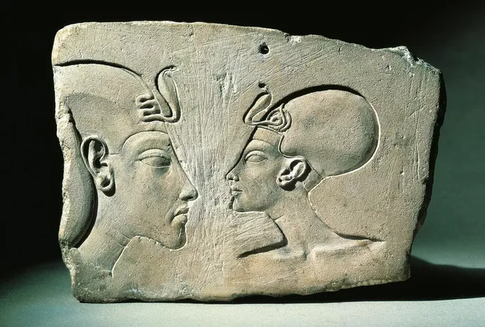 Bas-relief menggambarkan Amenhotep IV (Firaun Akhenaten, sekitar 1360-1342) dan Nefertiti.