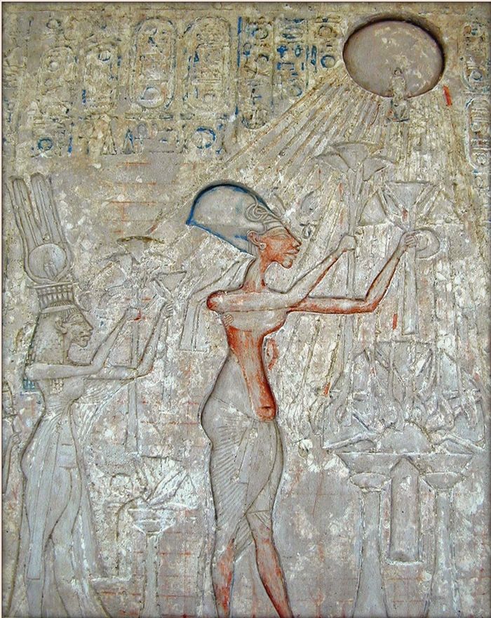 Relief Akhenaten, Nefertiti dan dua putri yang memuja Aten. Dinasti ke-18, pemerintahan Akhenaten.