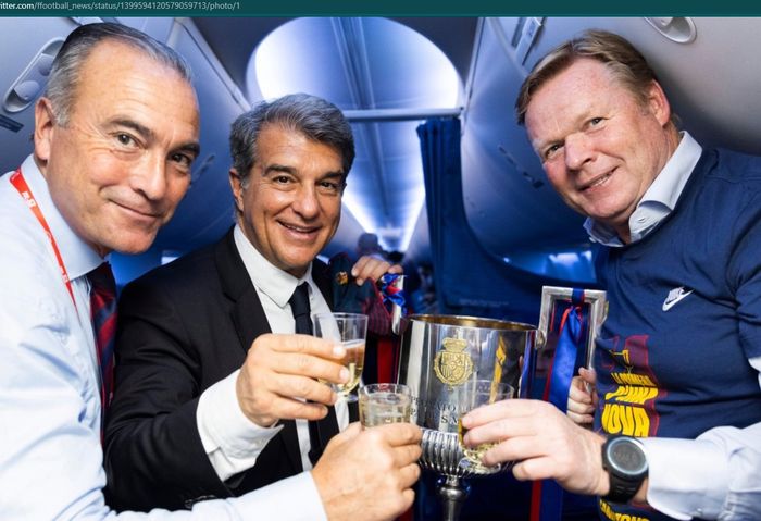 Momen kebersamaan Joan Laporta (tengah) dan Ronald Koeman (kanan) usai Barcelona menjuarai Copa del Rey.