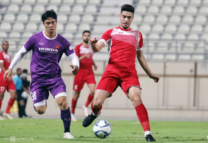 Striker Timnas Vietnam Nguyen Cong Phuong (kiri) berusaha merebut bola dari pemain Yordania dalam uji coba di Dubai, UEA, Senin (31/5/2021) malam WIB. Berbeda dengan  uji coba, Timnas Indonesia Vietnam tak mampu mencetak gol dengan usaha sendiri, bahkan nyaris kalah.