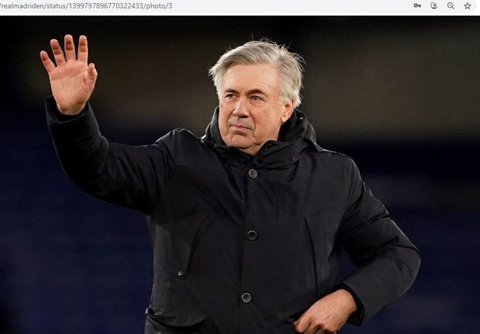 Carlo Ancelotti saat melambaikan tangan ke penonton usai memimpin laga Real Madrid.