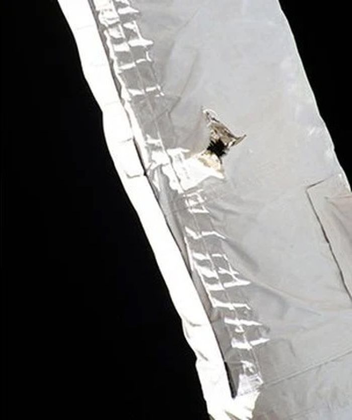 Bagian instrumen ISS yang rusah akibat hantaman sampah antariksa.