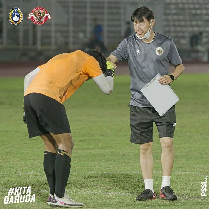 Pelatih timnas Indonesia, Shin Tae-yong, berjabat tangan dengan pemain saat pemusatan latihan jelang Kualifikasi Piala Dunia 2022 Zona Asia.