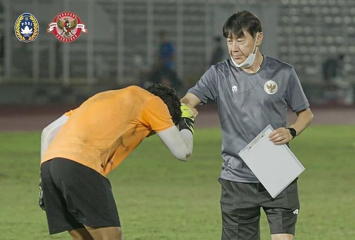 Pelatih timnas Indonesia, Shin Tae-yong, berjabat tangan dengan pemain saat pemusatan latihan jelang Kualifikasi Piala Dunia 2022 Zona Asia.