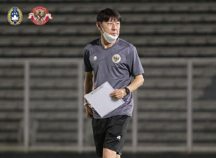 Pelatih timnas Indonesia, Shin Tae-yong, memantau latihan anak asuhnya jelang lawan Thailand di Kualifikasi Piala Dunia 2022 Zona Asia.