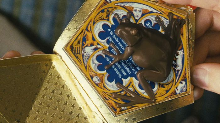 Cokelat kodok muncul di film Harry Potter and the Sorcerer's Stone. Cokelat kodok ini hidup dan bisa melompat. Pembungkusnya menyisipkan kartu berlukiskan para penyihir yang seolah hidup.