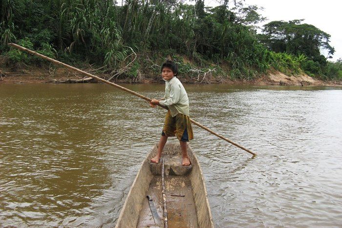 Seorang anak dari suku Tsimane di Amazon sedang menaiki perahu.