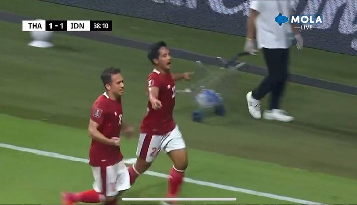 Selebrasi gelandang timnas Indonesia, Kadek Agung usai menjebol gawang Thailand dalam laga Kualifikasi Piala 2022, Kamis (3/6/2021).