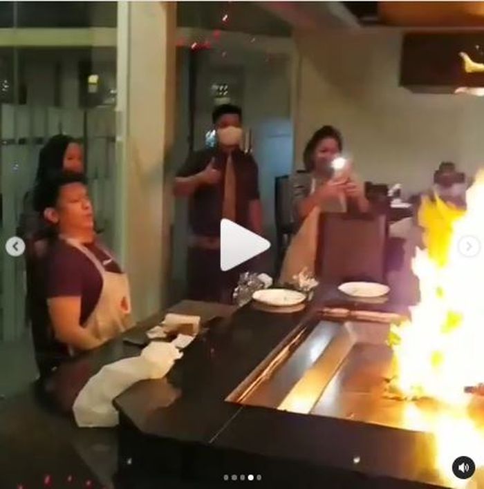 ekspresi Ariel NOAH saat melihat api yang disulut koki restoran