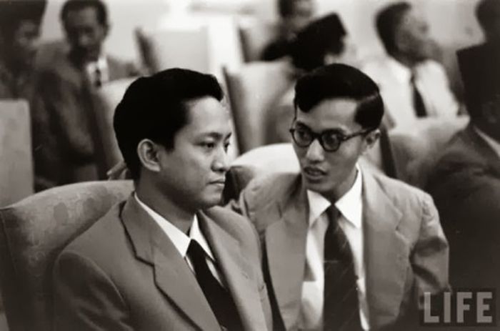 Aidit bersama Njoto. Meskipun seorang Marxis, Aidit tunduk pada kebijakan Marhaenisme Sukarno dan membiarkan partai tersebut tumbuh tanpa niat terbuka untuk meraih kekuasaan. Sebagai imbalan atas dukungannya terhadap Sukarno, ia naik ke posisi Sekretaris Jenderal PKI.