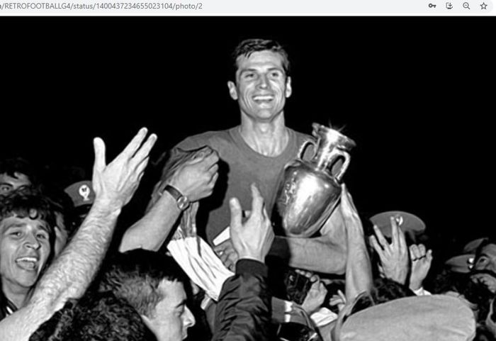 Kapten timnas Italia, Giacinto Facchetti, mengangkat trofi EURO 1968 usai mengalahkan timnas Yugoslavia di babak final.