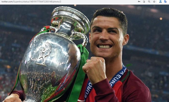 Cristiano Ronaldo saat menggendong trofi EURO 2016.