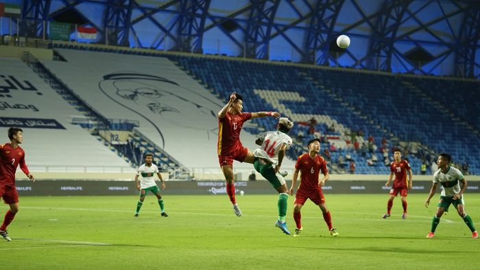 Pemain timnas Indonesia, Kushedya Hari Yudo, berduel dengan bek Vietnam