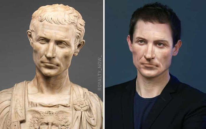 Impresi seniman modern tentang sosok Gaius Julius Caesar bila hidup di zaman kiwari. Caesar adalah seorang jenderal dan negarawan Romawi. Sebagai anggota dari Triumvirat Pertama, Caesar memimpin pasukan Romawi dalam Perang Galia sebelum mengalahkan Pompey dalam perang saudara dan memerintah Republik Romawi sebagai diktator dari 49 SM hingga pembunuhannya pada 44 SM.