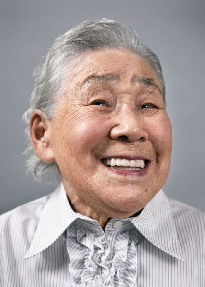 Kiyo Aragai asal Jepang. Proyek fotografer Karsten Thormaehlen saat ini, Aging Gracefully, yakni buku foto yang mengumpulkan orang-orang berumur panjang yang dia abadikan dengan kamera.