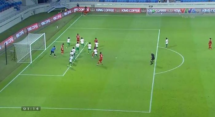 Kiper timnas Indonesia, Nadeo Argawinata dituding memudahkan Nguyen Cong Phuong mencetak gol ketiga Vietnam kala mengalahkan Indonesia 4-0, Senin (7/6/2021).