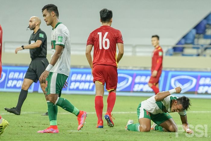 Penyerang timnas Indonesia, Saddam Gaffar, menyesali tendangannya yang melambung jauh di atas gawang Vietnam dalam lanjutan Kualifikasi Piala Dunia 2022 Zona Asia.