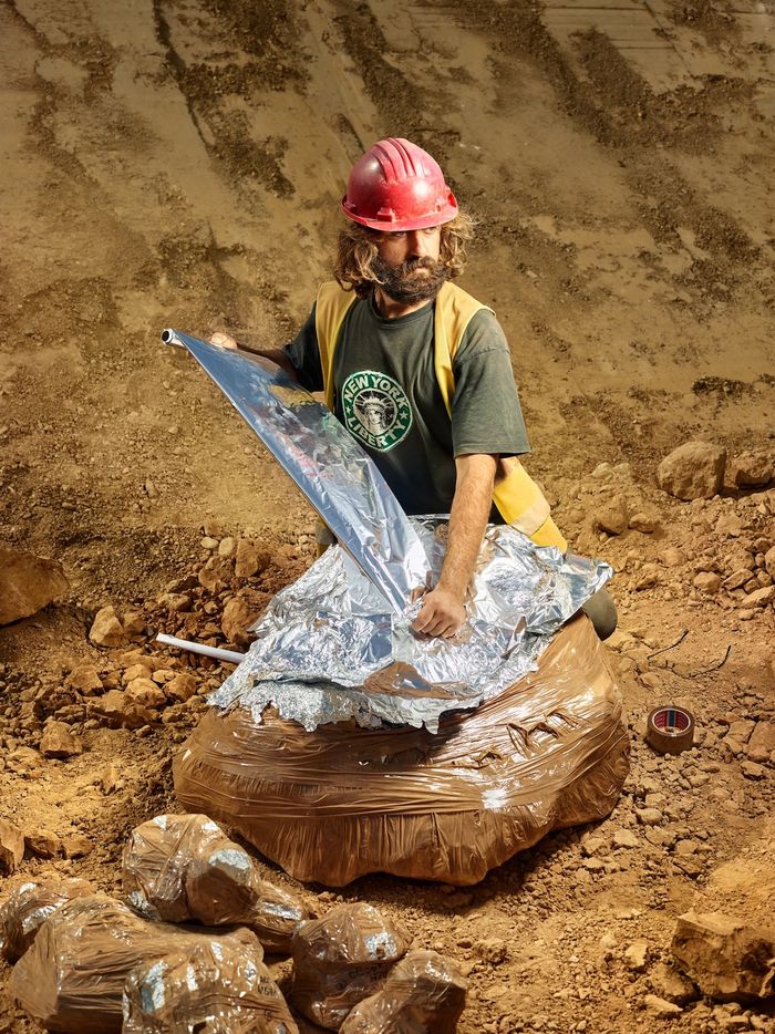 Salah satu ahli paleontologi yang bekerja di Can Mata.