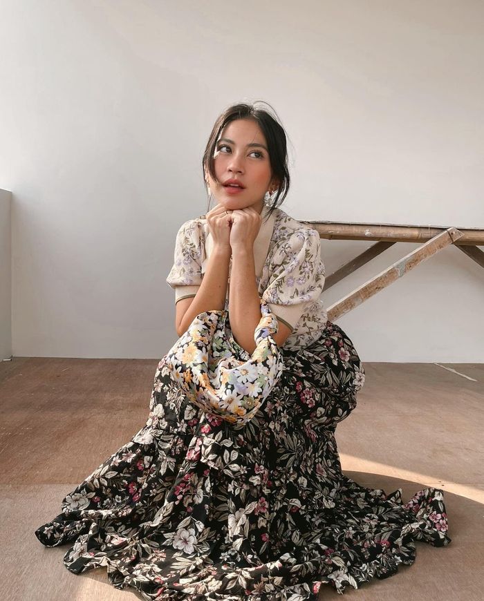 Penampilan Tyna Kanna Mirdad saat kenakan outfit bunga-bunga.