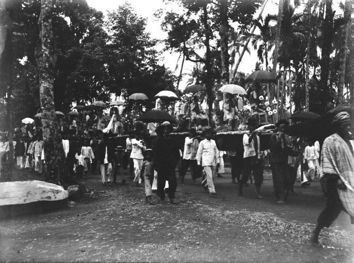 Sebuah prosesi Tionghoa di Padang, Sumatra Barat, sekitar awal abad ke-20.