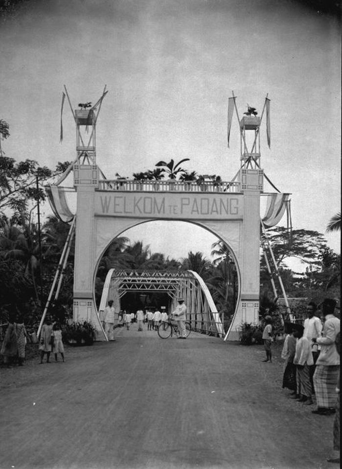Gapura kehormatan di jembatan yang bertuliskan 'Selamat Datang di Padang' untuk menyambut kedatangan Gubernur Jenderal Limburg Stirum di Pantai Barat Sumatra pada 1916.