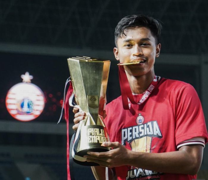 Wonderkid Persija Jakarta, Alfriyanto Nico Saputro, saat memegang trofi Piala Menpora 2021.
