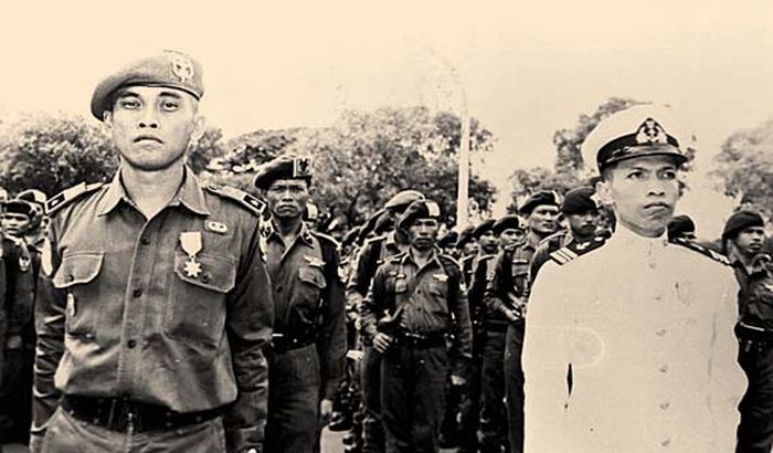 Ali Moertopo (kiri) di Wamena pada pertengahan 1969. Ia memiliki peran besar dalam hasil Pepera yang membuat Irian Jaya atau Papua berintegrasi dengan Indonesia