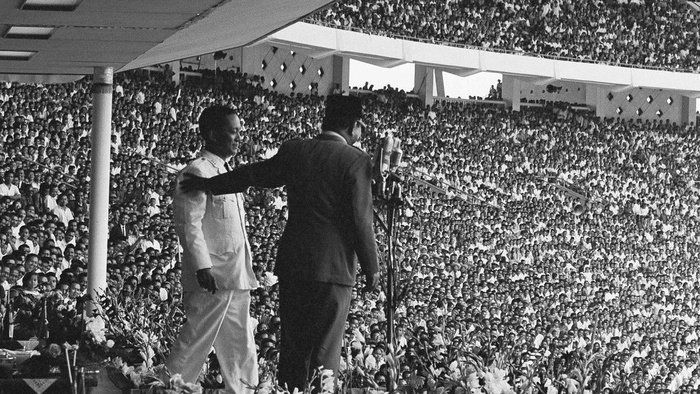 Presiden Sukarno (kanan) dan D.N. Aidit (kiri) dalam perayaan ulang tahun PKI di Stadion Olahraga Merdeka Jakarta, tangal 23 Mei 1965. AP Photo