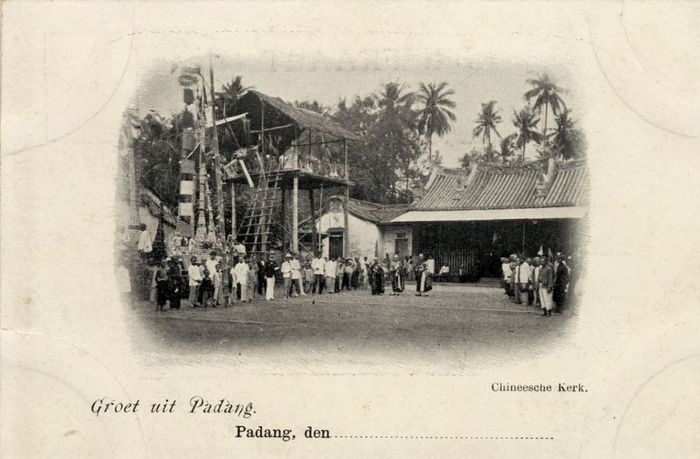 Klenteng See Hin Kiong di Kota Padang, sekitar 1900. Klenteng tertua di Kota Padang ini berada di kawasan kota tua. Catatan sejarahnya, klenteng berdiri pada 1841. See Hin Kiong pernah mengalami kebakaran pada 1861 dan gempa besar pada 2009.
