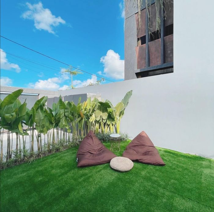 Outdoor area di rumah artis Ayudia Bing Slamet dan Ditto Percussion.