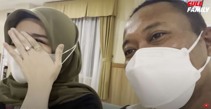  Nathalie Holscher tak kuasa menahan tangisan kebahagiaan. 