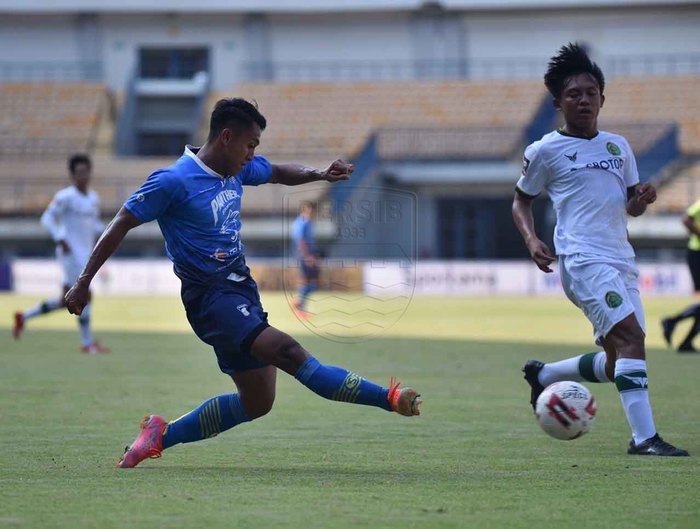 Aksi Febri Hariyadi pada laga Persib Bandung melawan Persikabo 1973 di Stadion Gelora Bandung Lautan Api, Bandung, Sabtu (12/6/2021).