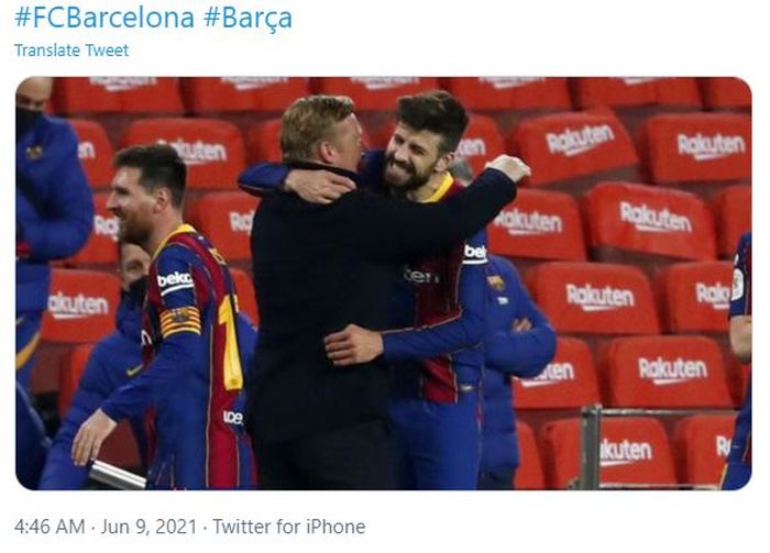 Gerard Pique (kanan) saat berpelukan dengan pelatihnya di Barcelona, Ronald Koeman.