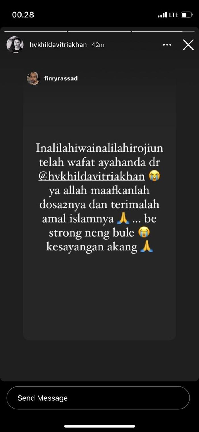 Hilda Vitria memberi kabar melalui media sosial bahwa ayahnya, Tahir Zaman Khan, meninggal dunia.  