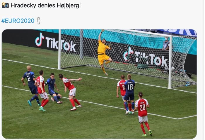 Kiper Finlandia, Lukas Hradecky, menepis tandukan Pierre-Emille Hojberg (Denmark) pada laga Piala Eropa 2020, Sabtu (12/6/2021) di Parken Stadium, Copenhagen.