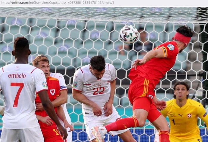 Striker timnas Wales, Kieffer Moore, mencetak gol ke gawang timnas Swiss dalam laga Grup A EURO 2020 di Stadion Olympic, Sabtu (12/6/2021).