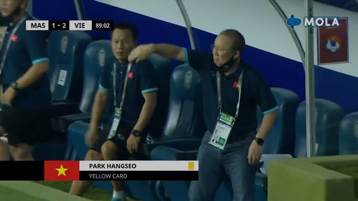 Park Hang-seo saat mendapat kartu kuning dalam laga Vietnam kontra Malaysia (11/6/2021). 