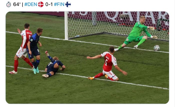 Tandukan pemain Finlandia, Joel Pohjanpalo, gagal dibendung kiper Denmark, Kasper Schmeichel, pada pertandingan Piala Eropa 2020 Grup B, Minggu (13/6/2021) dini hari WIB.