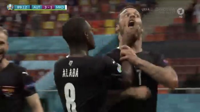 Ada dugaan ejekan rasialis dalam selebrasi penyerang Austria, Marko Arnautovic sehingga dibungkam oleh David Alaba pada laga Austria Vs Makedonia Utara, Minggu (13/6/2021).