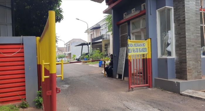 Satpam di perumahan Anji Manji tak memperbolehkan awak media masuk.