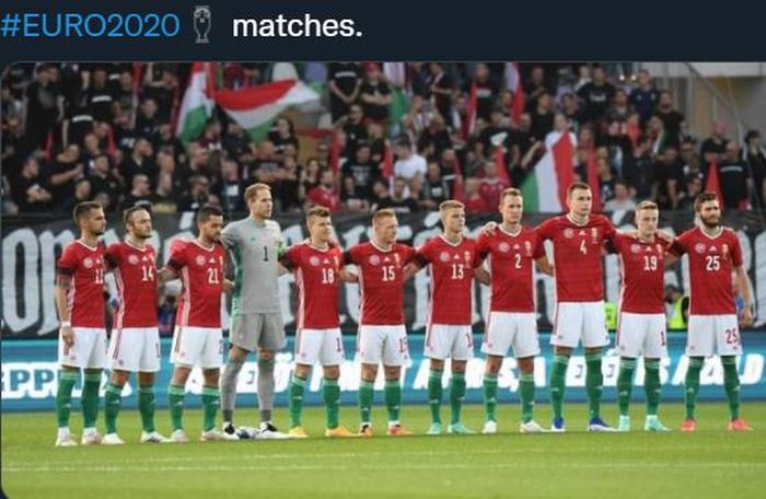 Personel timnas Hungaria berpose sebelum pertandingan.