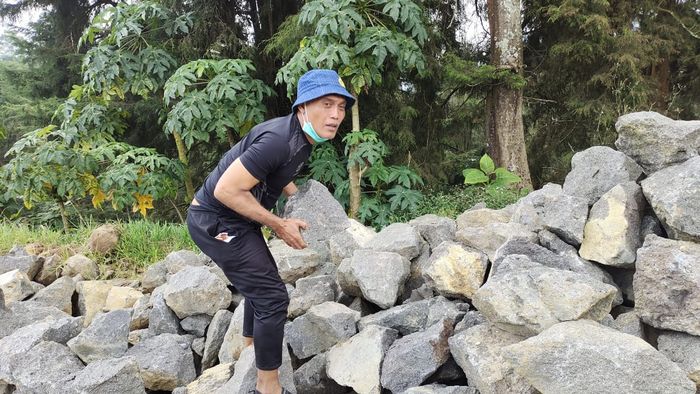 Mantan pemain timnas Indonesia dan Persib Bandung, Peri Sandria, sedang bertugas menjadi kuli batu