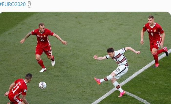 Penyerang timnas Portugal, Diogo Jota, melepaskan tendangan dalam laga Grup F EURO 2020 kontra timnas Hungaria di Stadion Puskas Arena, Selasa (15/6/2021).