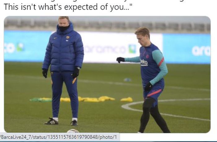 Ronald Koeman (kiri) dan Frenkie de Jong dalam sebuah sesi latihan Barcelona.