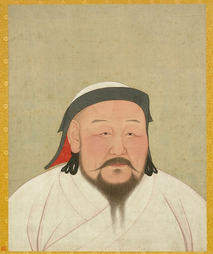 Potret Kubilai Khan oleh seniman Araniko, dilukis tidak lama setelah kematian Kubilai pada 1294. Jubah putihnya mencerminkan peran simbolis yang diinginkannya sebagai syaman Mongol yang religius.
