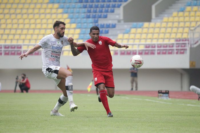 Pemain Persis Solo, Alberto Goncalves (kanan), berduel dengan gelandang Bali United, Brwa Nouri, dalam laga uji coba Rabu (16/6/2021).